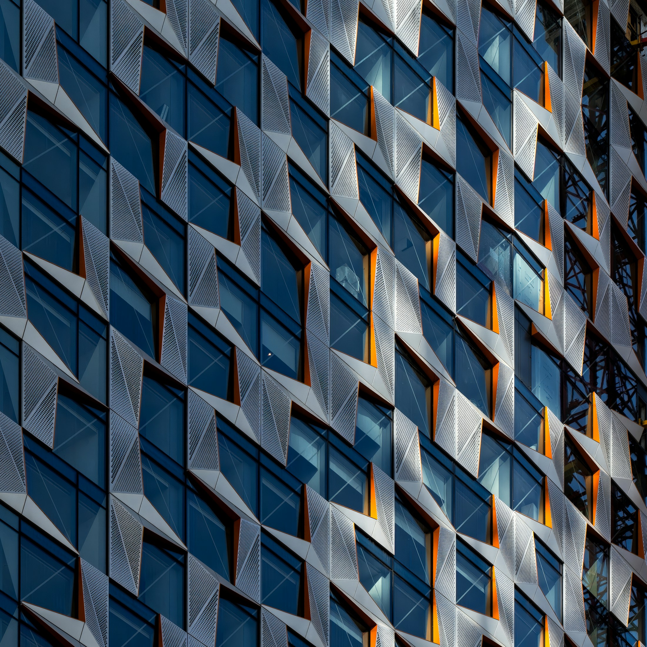 Detalhe geométrico de uma fachada contemporânea em Londres.